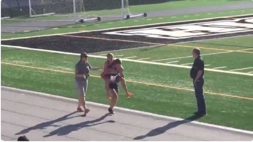 美國猶他州一所高中的高年級學長，跑回終點後看到一名學弟竟骨斷裂無法跑回來，竟將他揹回終點。(圖／翻攝自推特)