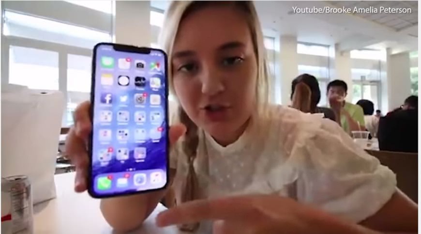 美國一名女子因在網路分享iPhone X的樣貌，結果害工程師老爸被蘋果公司開除。(圖／翻攝自YouTube)