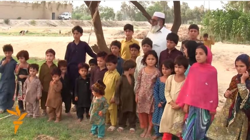 巴基斯坦一名男子娶了3妻生下36子女，但他認為不夠還要再生。(圖／翻攝自YouTube)