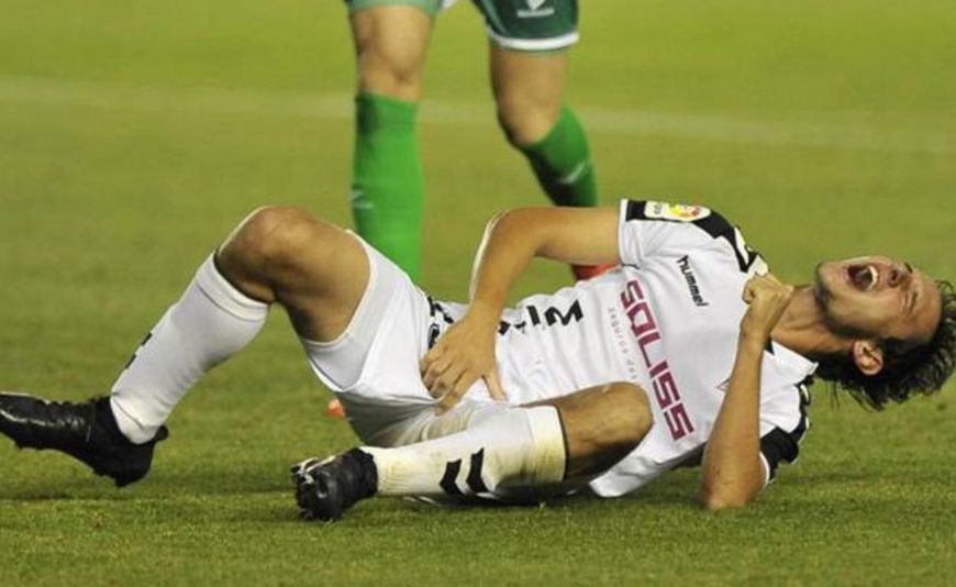 阿根廷球員比托洛在比賽中被踢中下體，當場倒地不起。圖／翻攝自《西班牙郵報》