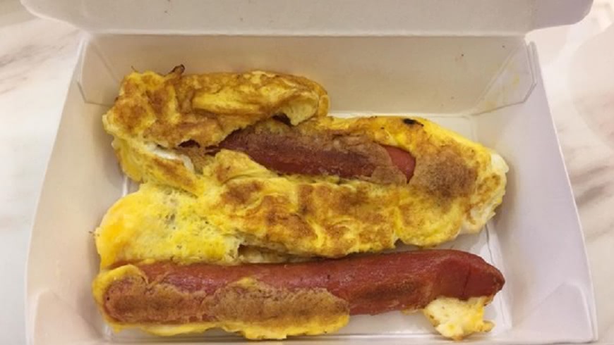 一名家住南部的女網友上來台北的早餐店要點熱狗蛋，但看到成品後傻眼了。(圖／翻攝自爆廢公社)