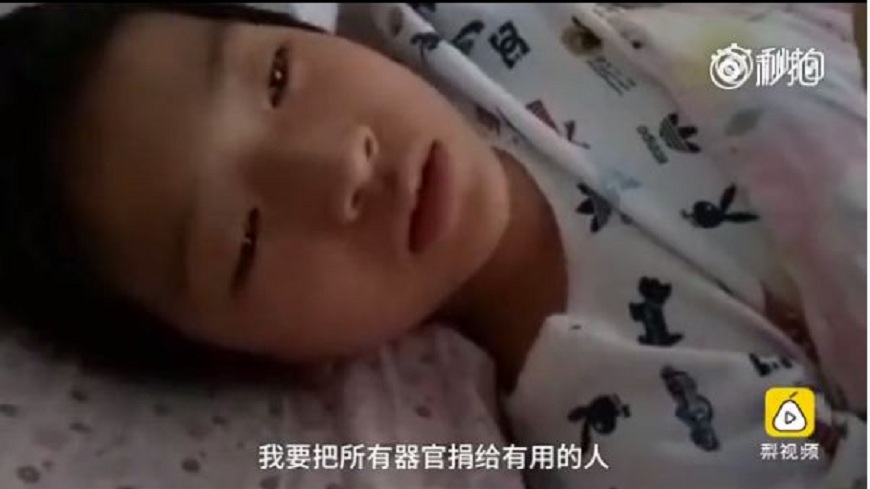 年僅11歲的曹峻明因腦瘤過世，但他過世前仍哀求爸爸讓他捐遺體，拜託他一定要簽字。(圖／翻攝自梨視頻)