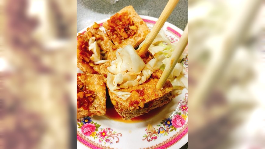 有網友分享臭豆腐的吃法，立即引發網友的熱烈討論。(圖／翻攝自爆廢公社)