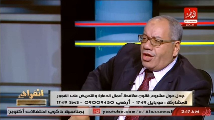 埃及一名律師講出女性穿破牛仔褲被性侵活該的誇張言論，當場被其他女性輪番砲轟。(圖／翻攝自YouTube)