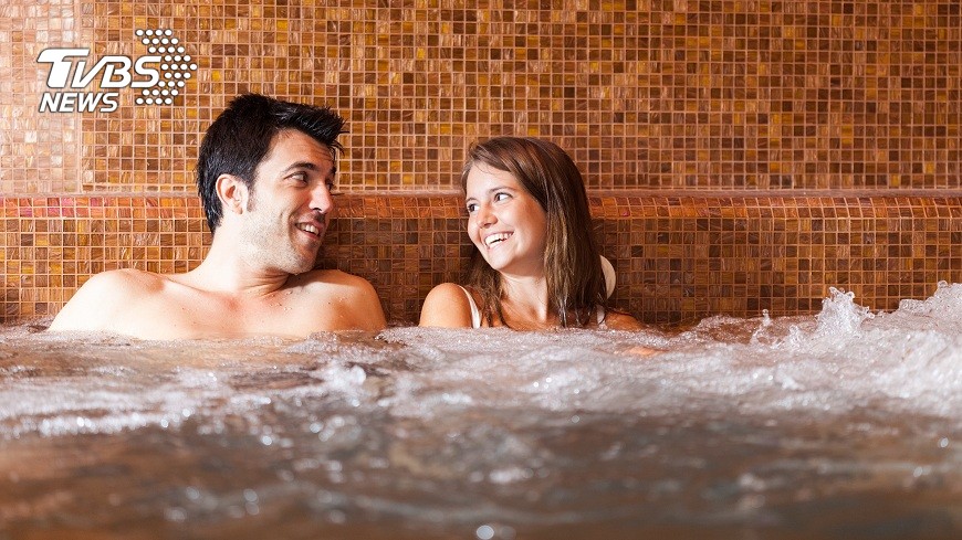 女網友抱怨男友帶著妹妹去旅館泡澡，讓她直呼該不該分手？(示意圖／TVBS)