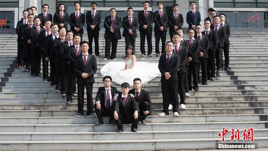 武昌工學院畢業班同學36人，只有1位女生，班上畢業照大秀創意。(圖／翻攝自中新網)