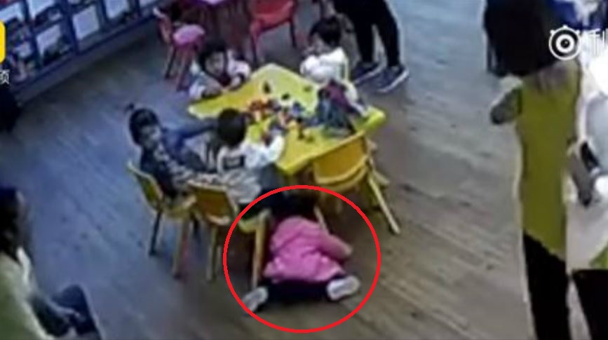 職員狠推女童撞桌角！（圖／翻攝自YouTube）