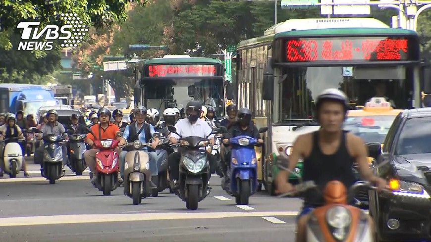 中市易塞路線試辦電動公車 減怠速空汙