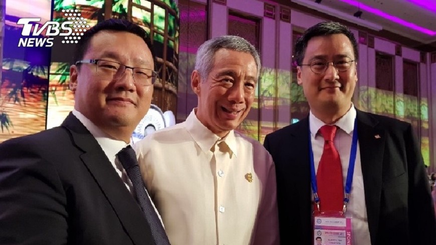 富美鑫集團總裁丁廣鋐(左起)、新加坡總理李顯龍和丁善理基金會董事長丁廣欽在APEC相見歡合影。圖／TVBS