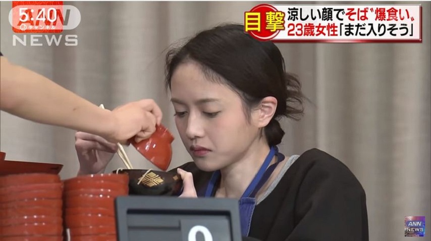 清秀美女小原尚子奪下大胃王比賽第二名，賽後她發出狂語：還有點餓！(圖／翻攝自YouTube)