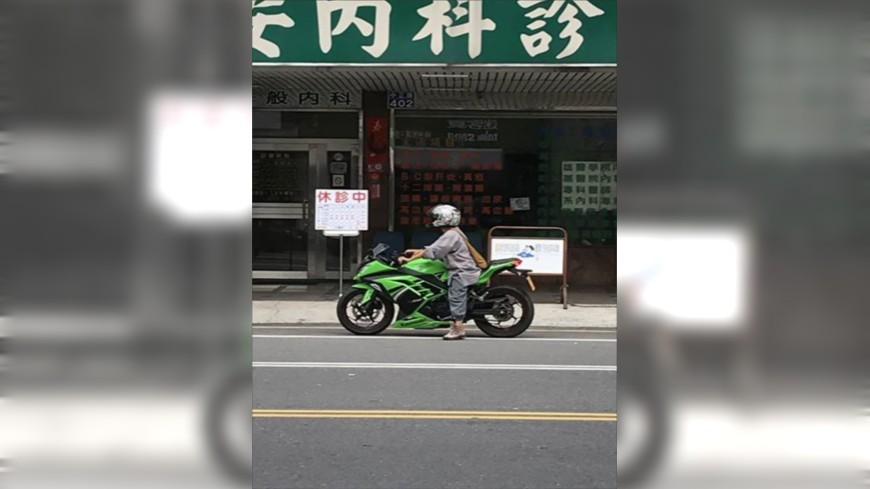 網友在埔里發現騎重機的帥氣出家人。圖／臉書，台灣新聞記者聯盟資訊平台