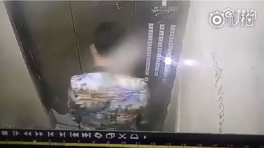男子在電梯內尿尿，結果導致電力短路，害他受困電梯內。(圖／翻攝自秒拍)