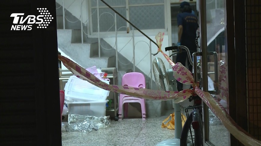 台中市一名婦人在透天厝內先是企圖開槍輕生不成，改用頭套塑膠袋引瓦斯吸入身亡。(圖／TVBS)
