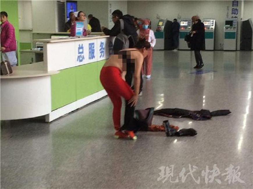 南京市一名女子疑似不滿整形失敗，直接在醫院內脫衣大鬧。(圖／翻攝自現代快報)