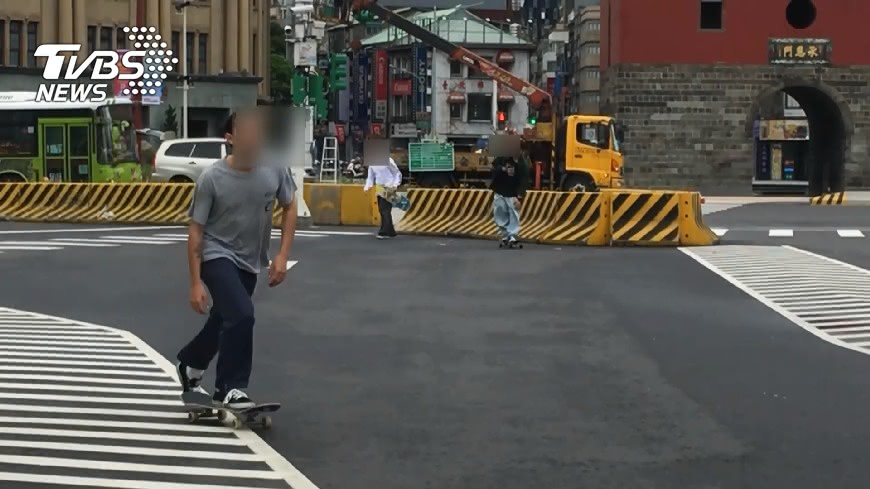 圖／TVBS 不要命！外國人北門前馬路　逆向溜滑板