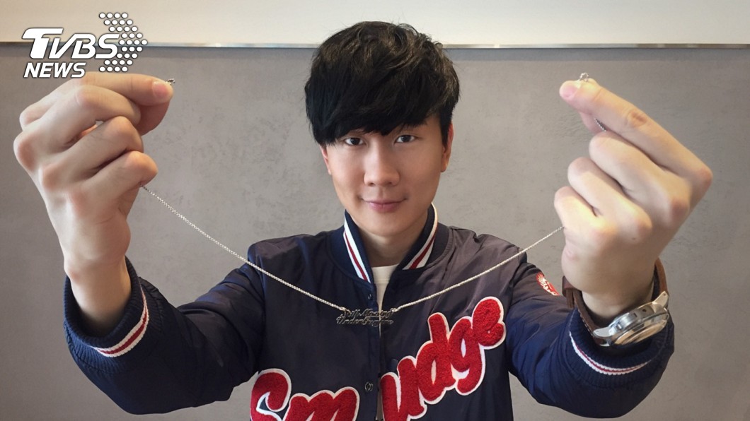 林俊傑送出未曝光販售的獨家項鍊，還特別拍「幫你戴」禮物照！