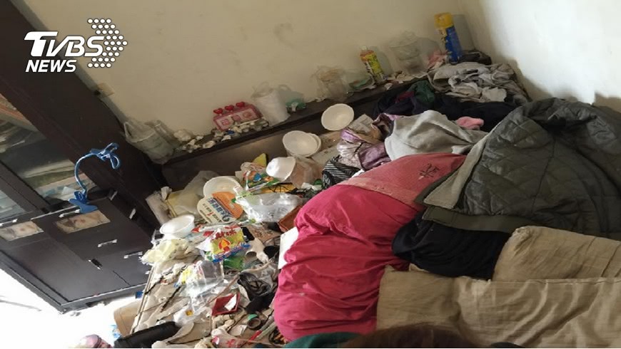 女網友分享自己男友哥哥房間的照片，無論是地上和床上都堆滿垃圾，還飄出陣陣惡臭，讓她快受不了。(圖／劉姓女網友授權提供)