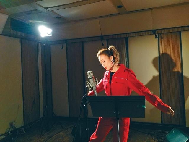 容祖兒為電影《解憂雜貨店》唱主題曲。