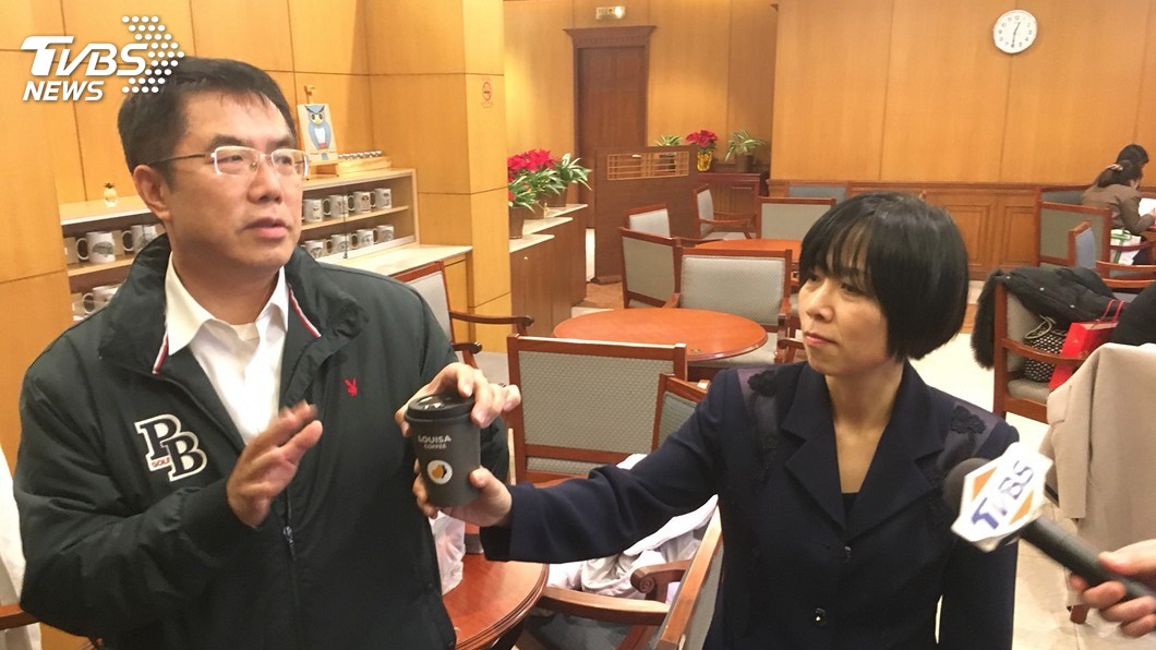 黃偉哲與胞妹各擁政治綠藍　胞弟是軍事專家