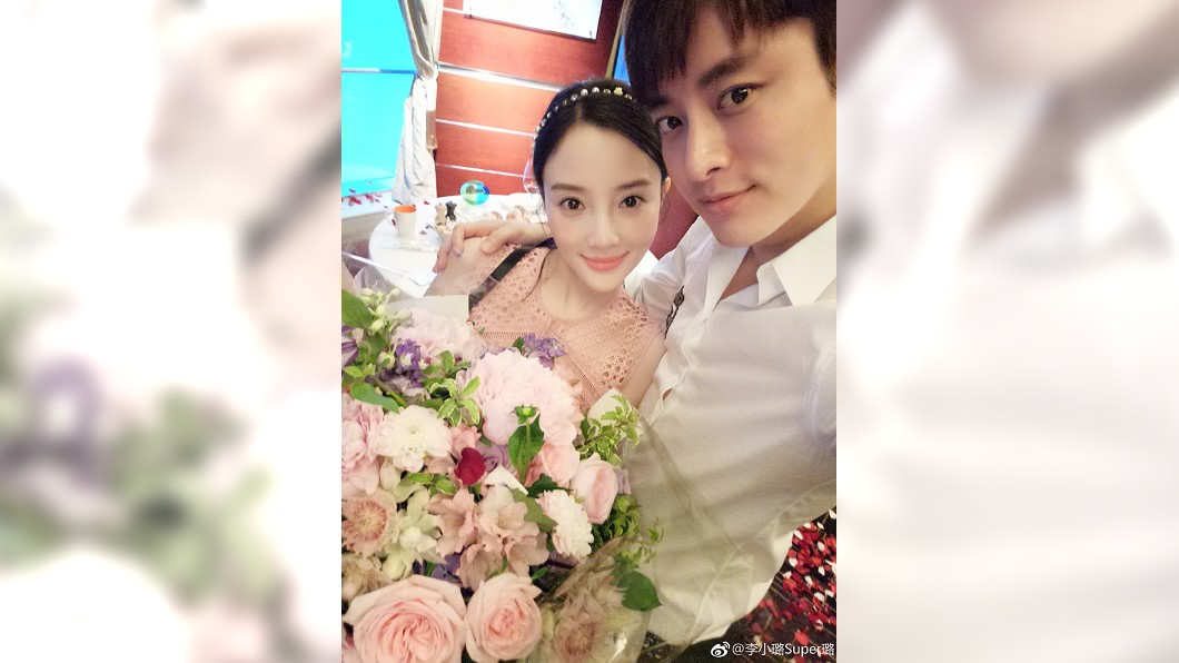 李小璐去年7月還PO出和老公賈乃亮的恩愛照。(圖/翻攝自李小璐微博)