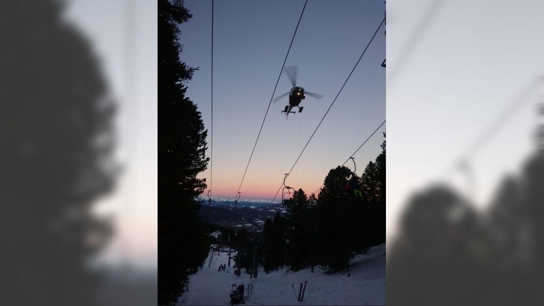 圖／Michael Bauer Twitter 奧地利滑雪場纜線斷裂　150人受困半空中