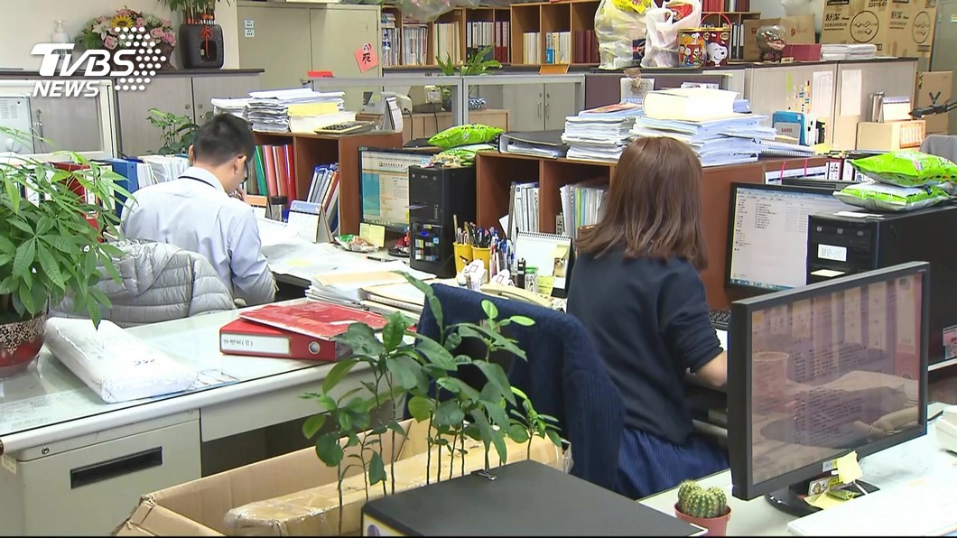 搶救青年貧窮　提高基本工資要配套