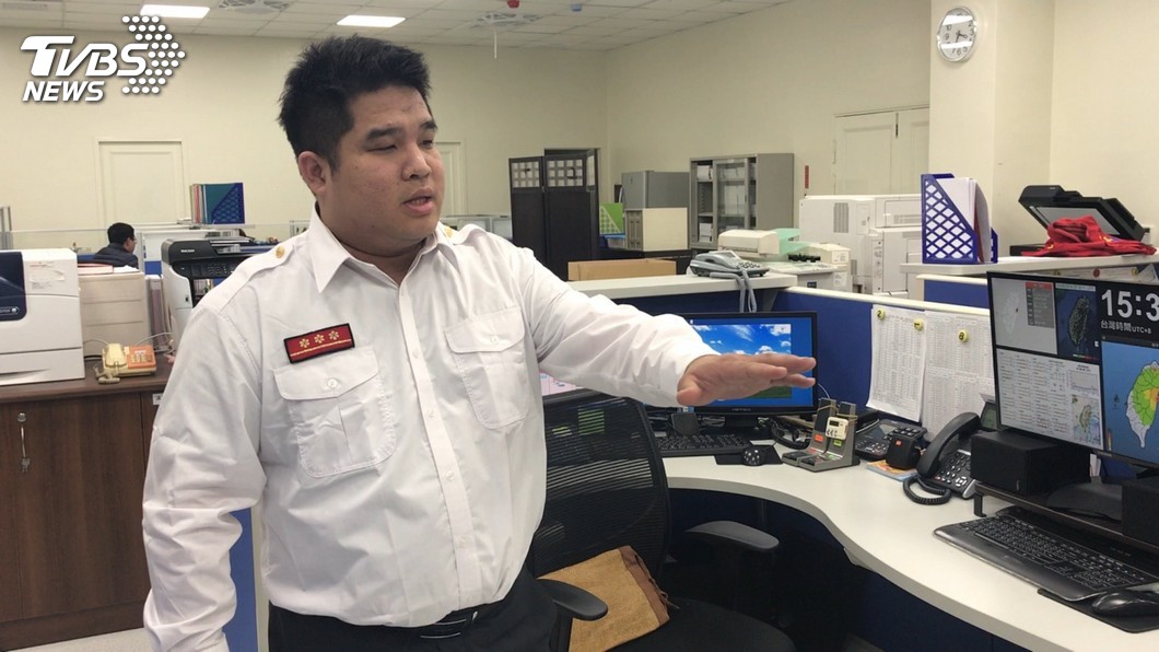 花蓮縣消防局指揮科隊員李坤龍指出地震發生當下，所有的電腦螢幕都應聲倒下。