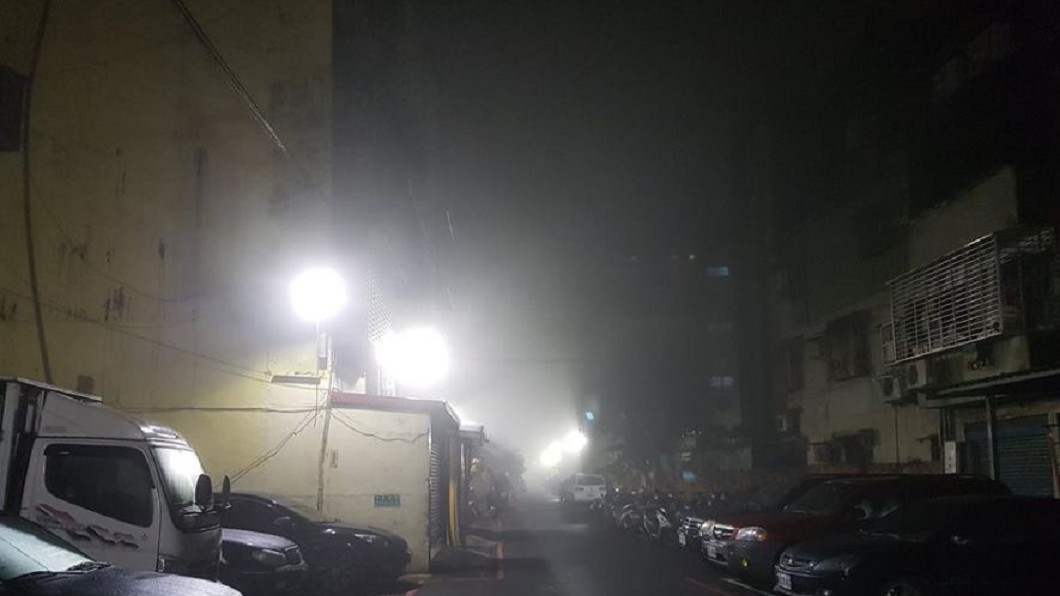 大台北多個地區1日凌晨被一陣怪霧籠罩。圖／翻攝爆料公社，下同