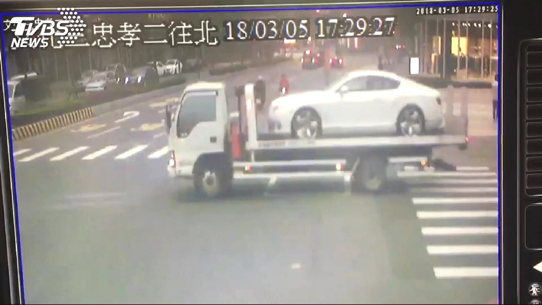 賓利車受損嚴重,由拖吊車送往維修廠。圖/TVBS