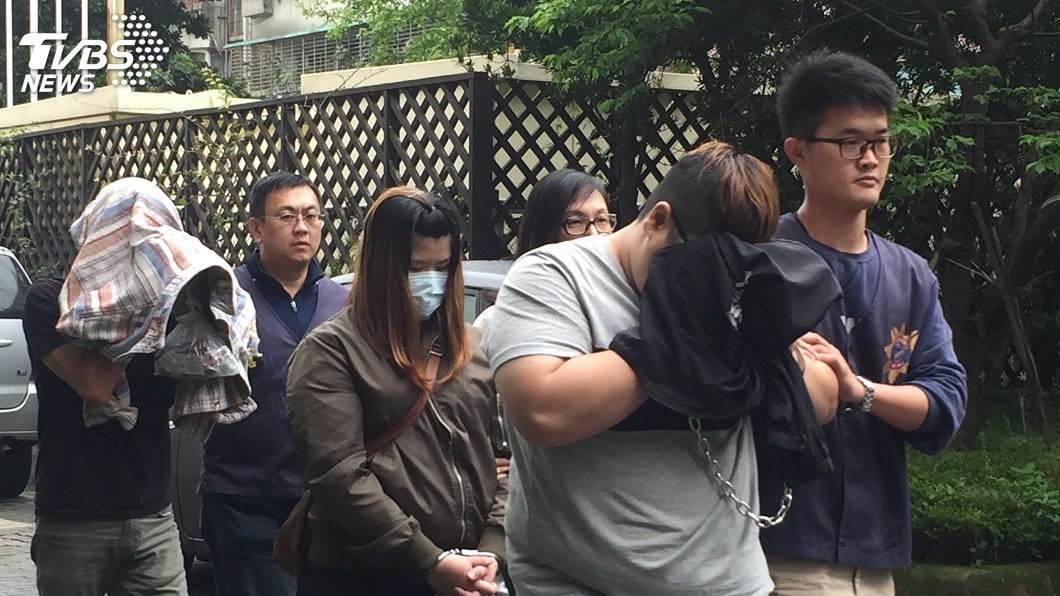 圖／中央社 網售手機詐騙面交　一家人遭逮25人受害
