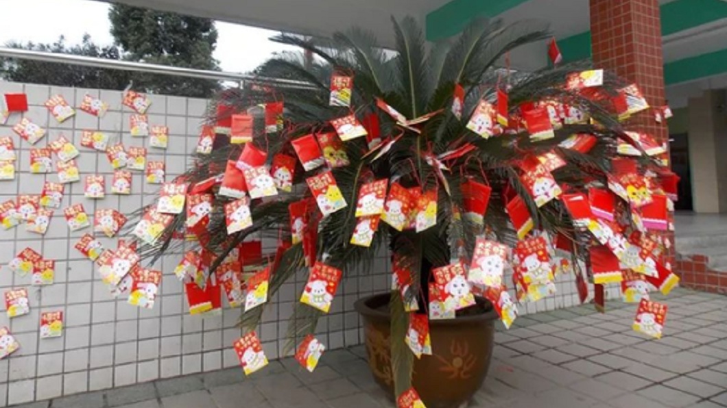四川一所小學日前開學典禮上，發送3500個紅包給學生，每個小朋友都超開心。(圖／翻攝自成都商報)