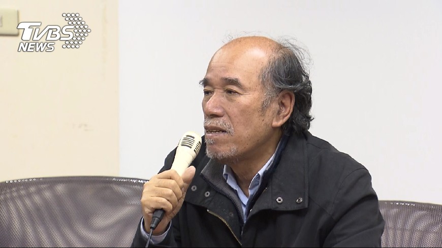 蔡丁貴今日舉行記者會,聲援228參與慈湖潑漆行動的學生。