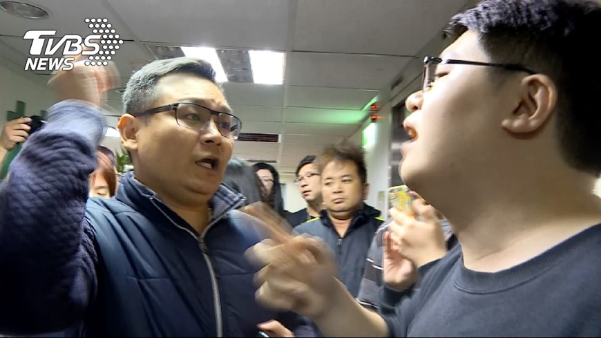 統派成員胡志偉遭架離,怒嗆蔡丁貴。