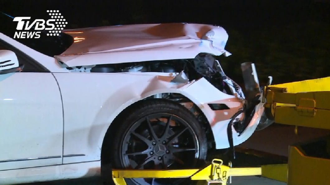 顏女駕駛的賓士車幾乎全毀,顯見車禍時撞擊力道猛烈。圖/TVBS資料畫面