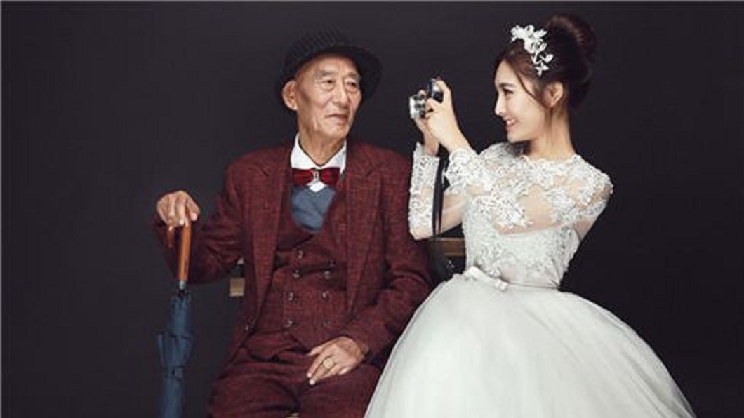 大陸四川一名正妹帶著爺爺拍攝婚紗照，背後原因讓所有人都感動地哭了。(圖／翻攝自成都商報)