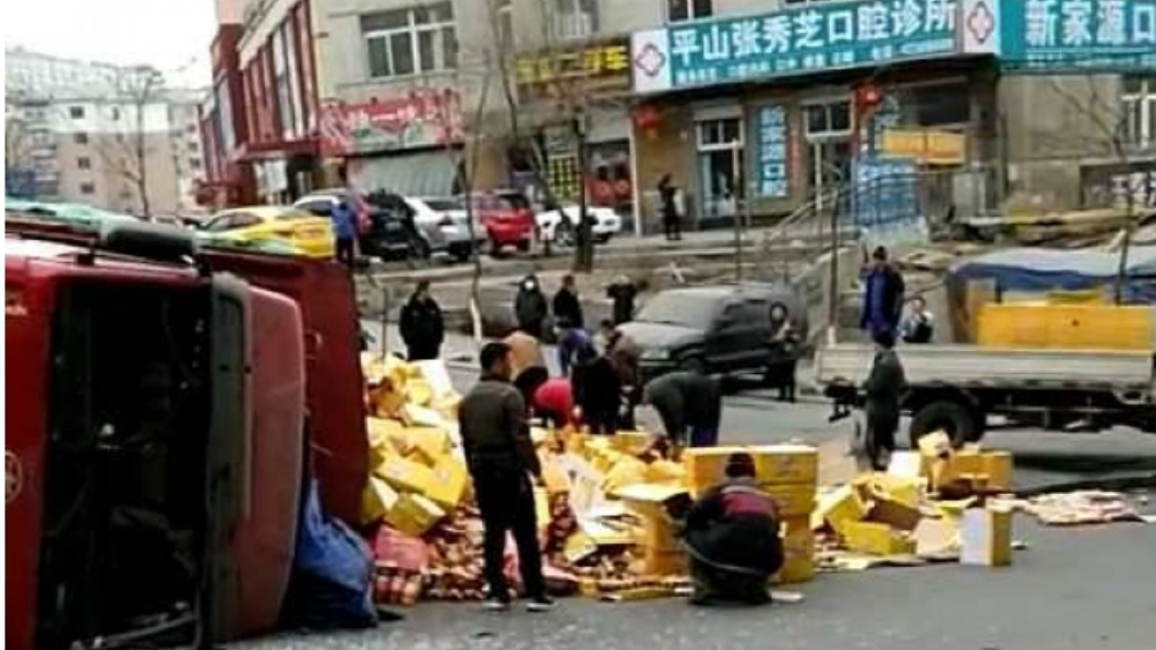 路人在街上幫忙撿起散落一地的飲料