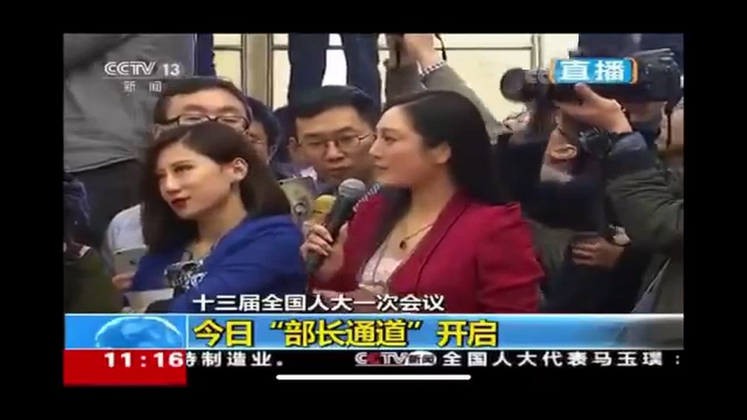 不滿紅衣女記者發問太久，藍衣女記者面露不耐煩。圖／翻攝自 YouTube