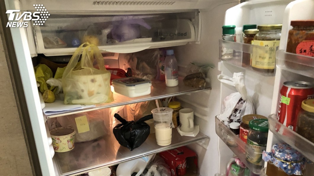 飢腸轆轆的網友在冰箱內看見一盤飯菜，以為是爸媽特地準備的，沒想到真相卻讓他超崩潰。圖／TVBS