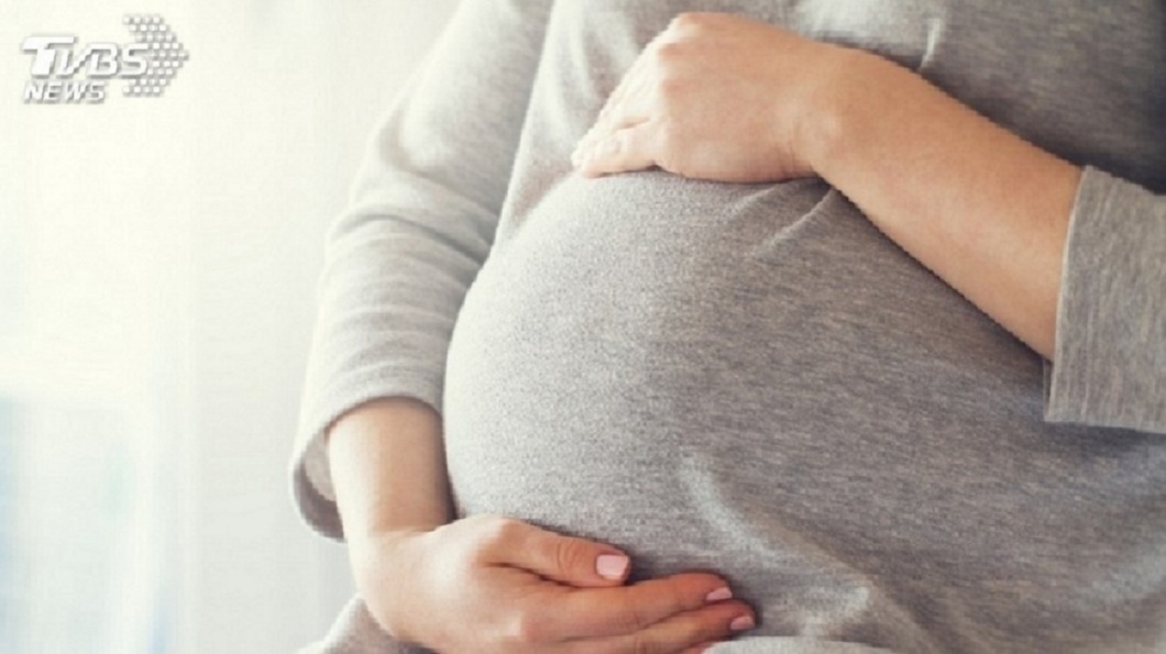 桃園市一名女子到職3個月後向公司表示自己懷孕了，隔天就被解雇。(示意圖／TVBS)