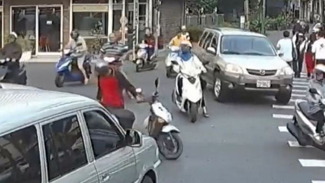擦撞發生後,騎士原本準備要將車子停好找汽車駕駛理論。