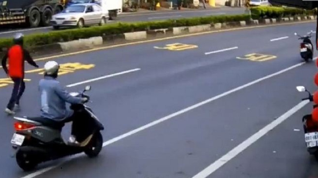 沒想到機車卻突然暴衝,騎士在後面追不上。