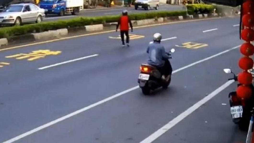 機車最後撞上分隔島停下來了,但車頭也毀損嚴重。