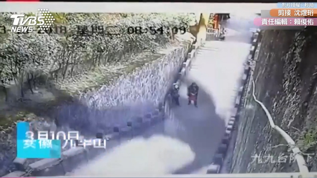 遊客懸空坐欄杆,不慎墜落當場摔死。圖/翻攝自 秒拍