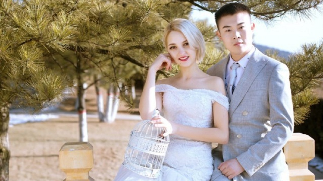 賀鵬偉和來自烏克蘭的伊娜莎結婚，讓不少男性朋友稱羨不已。(圖／翻攝自西安網)