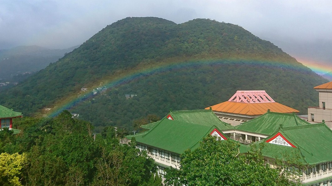 長壽彩虹今天終於獲得金氏世界紀錄的認證，也是台灣第一次以自然科學現象獲得認證。圖／讀者提供