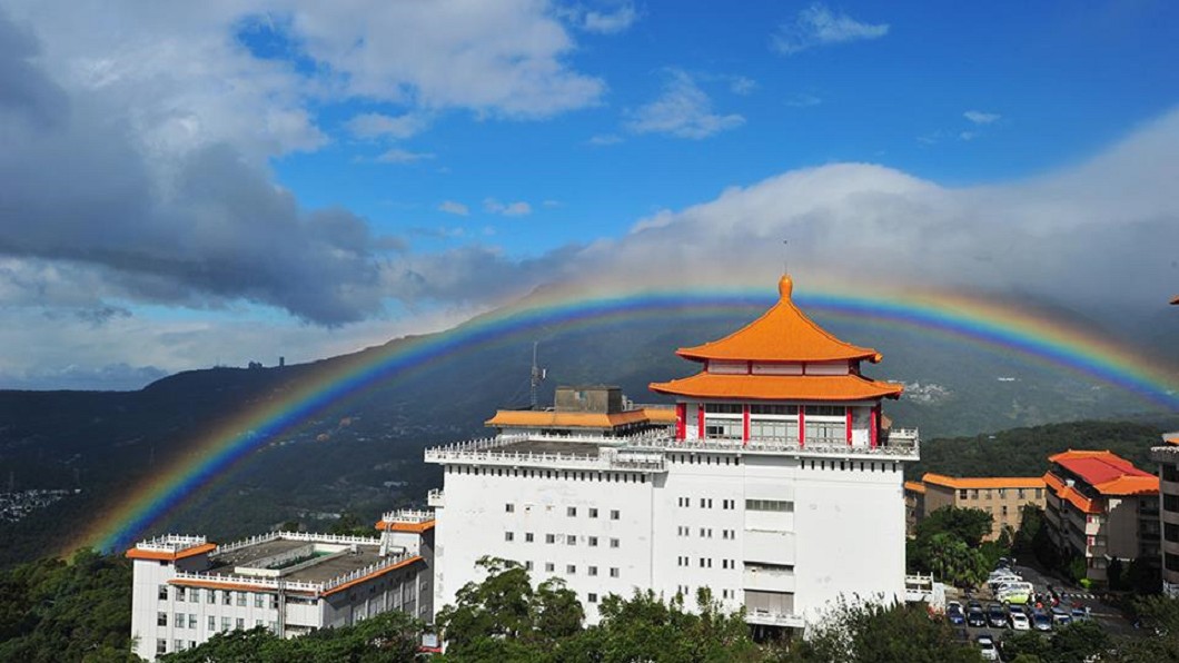 文化大學去年11月30日出現將近9小時的長壽彩虹,還因此登上外媒版面。圖/翻攝自 劉清煌 臉書