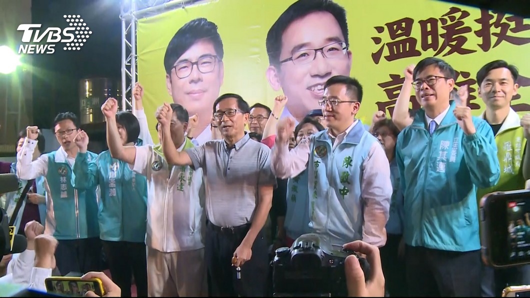 陳水扁日前上台跟決定參選市議員的陳致中一起喊「凍蒜」！。圖／TVBS