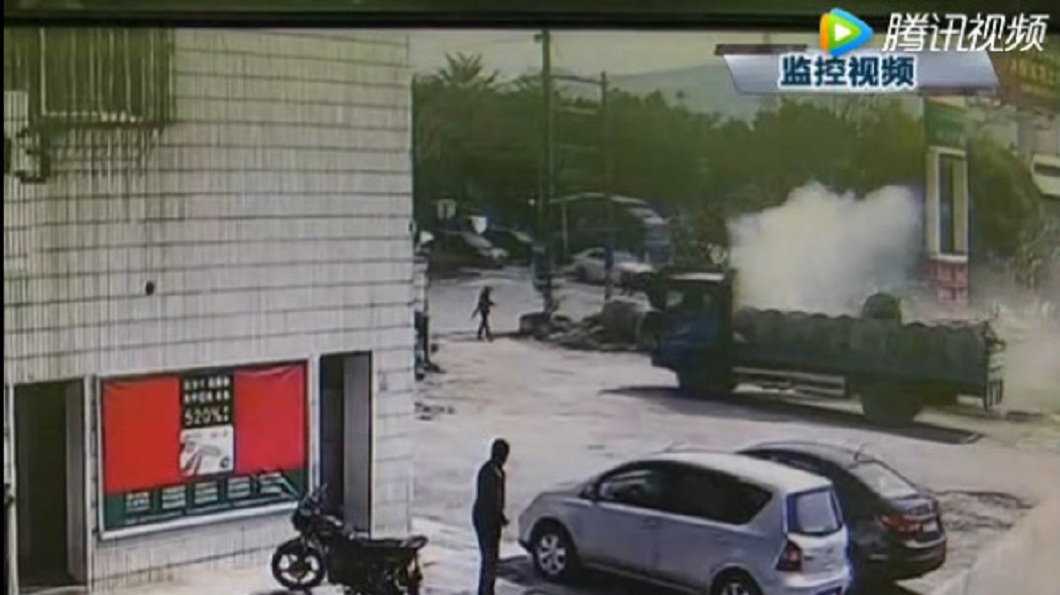 廣東佛山一輛貨車起火冒煙，司機竟然把車開進加油站。(圖／翻攝自騰訊新聞)