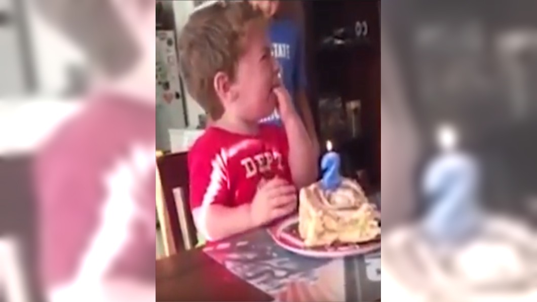 男童聽到家人為他唱生日快樂歌，便開始痛哭。圖／翻攝YouTube Newzify
