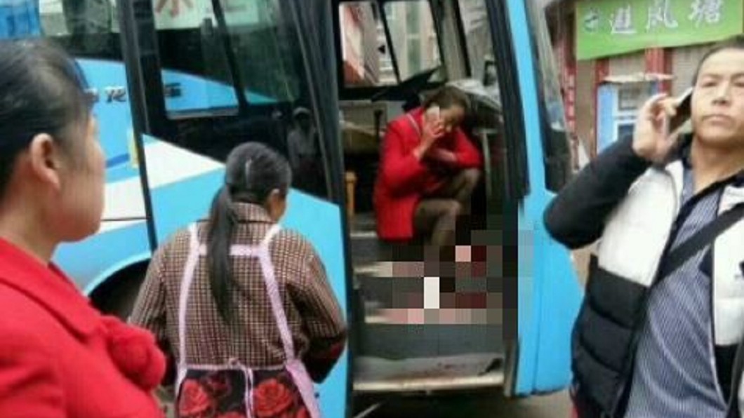 女子渾身是血，坐在巴士前門。圖／翻攝自 微博